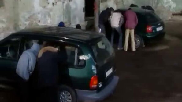 Tipul a instalat un aparat de fotografiat pe partea de sus a patului său și a filmat acasă anal cu prietena lui futai cu babe de 80 ani
