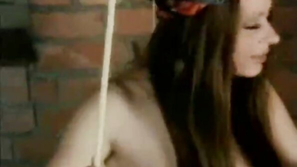 Busty filme porno cu babe batrane bruneta in Chilotei suge pula si se fute anal cu doi tipi