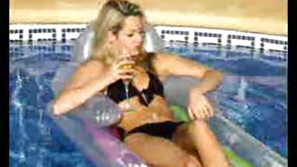 Prietenul fute Bruneta Andreina filme porno noi cu babe Deluxe într-o păsărică păros de la piscină