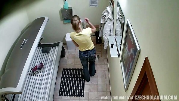 Femeie blonda cu ochelari filme porno cu babe cu floci suge penisul